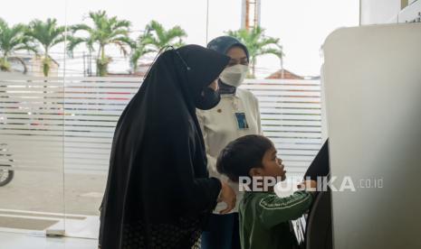 Ilustrasi anak berinteraksi bersama orang tua dan warga sekitar.