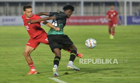 Pesepak bola Tim Nasional Indonesia Egy Maulana berebut bola dengan pemain Tim Nasional Tanzania dalam pertandingan uji coba di Stadion Madya, Kompleks Gelora Bung Karno, Senayan, Jakarta, Ahad (2/6/2024). Pertandingan tersebut berakhir imbang 0-0 tanpa gol.