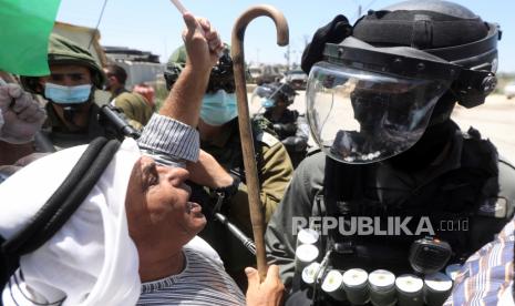 Pengunjuk rasa Palestina berhadapan dengan tentara Israel di desa Hares dekat kota Salfit di Tepi Barat utara, 26 Juni 2020. Israel tahan jenazah warga Palestina.