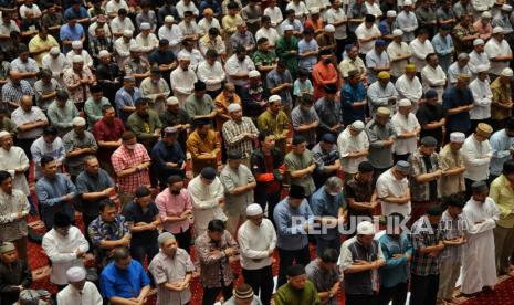 Umat muslim melaksanakan shalat Jumat terakhir di bulan Ramadhan 1445 Hijriah di Masjid Istiqlal, Jakarta, Jumat (5/4/2024). Pimpinan Pusat Muhammadiyah telah menetapkan 1 Syawal 1445 Hijriah jatuh pada Rabu, 10 April 2024 mendatang, sementara lembaga Falakiyah PBNU akan melakukan pemantauan hilal terlebih dahulu pada 9 April 2024 besok. Untuk diketahui, Pemerintah melalui Kementerian Agama telah memprediksi lebaran tahun ini akan jatuh pada tanggal 10 April atau dirayakan secara serentak di seluruh Indonesia, meski demikian, pemerintah akan memastikan penetapan 1 Syawal setelah sidang isbat pada Selasa 9 April 2024.