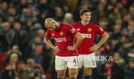 Sofyan Amrabat dari Manchester United, penyerang dan Harry Maguire dari Manchester United bereaksi setelah pemain Newcastle Joe Willock mencetak gol ketiga timnya selama pertandingan sepak bola putaran keempat Piala EFL antara Manchester United dan Newcastle di stadion Old Trafford di Manchester, Inggris, Kamis (2/11/2023) dini hari WIB.