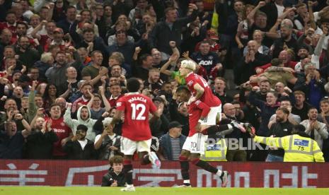 Pemain Manchester United Marcus Rashford (10) melakukan selebrasi setelah mencetak gol keempat saat pertandingan sepak bola Liga Premier Inggris antara Manchester United dan Chelsea di stadion Old Trafford di Manchester, Inggris, Jumat, (26/5/20230).