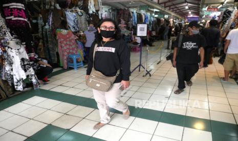 Pengunjung menggunakan masker di Pasar Beringharjo, Yogyakarta, Jumat (4/9). Pasar Beringharjo menjadi salah satu pemenang pasar Siaga Covid-19 untuk pasar klasifikasi A. Penilaiannya yakni bagaimana usaha pasar sebagai lokomotif ekonomi tetap menjaga protokol kesehatan untuk mencegah penularan Covid-19. Penggunaan masker, adanya prasarana cuci tangan, dan menjaga jarak saat transaksi.