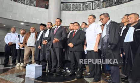 Tim Anies Baswedan-Muhaimin Iskandar AMIN menyampaikan keterangan pers usai sidang perdana gugatan sengketa Pemilu di Gedung MK, Jakarta, Rabu (27/3/2024). 