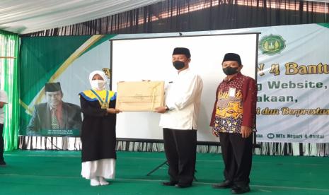 Buktikan Bakat, Siswi MTsN 4 Bantul Boyong Juara 1 Lomba Kaligrafi