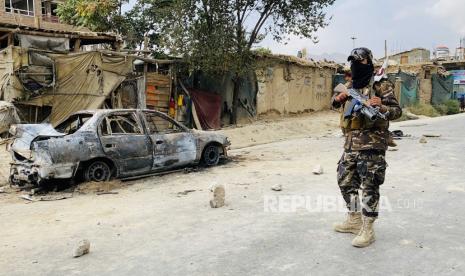 Taliban berjaga di dekat kendaraan yang digunakan untuk menembakkan roket di Bandara Internasional Hamid Karzai di Kabul, Afghanistan, 30 Agustus 2021. Beberapa roket yang ditembakkan dari sebuah mobil mendarat di dekat bandara Kabul pada 30 Agustus. 