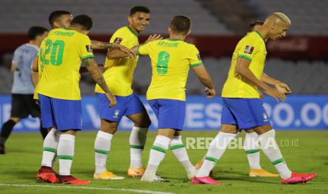 Arthur Melo (tengah) merayakan keberhasilan timnya mencetak gol pertama ke gawang Uruguay, Rabu (18/11).