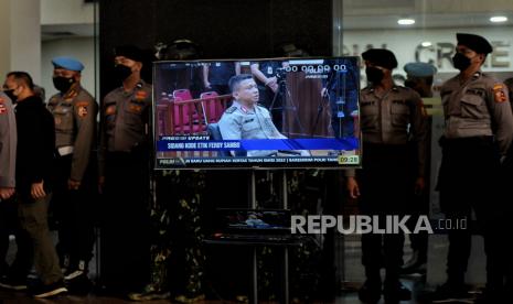 Layar yang menampilkan mantan Kadiv Propam Irjen Ferdy Sambo saat menjalani sidang Komisi Kode Etik Polri (KKEP) di gedung TNCC Mabes Polri, Jakarta, Kamis (25/8/2022). Direks Lemkapi sebut pemecatan Ferdy Sambo sudah memenuhi rasa keadilan masyarakat.