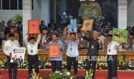 Tiga pasangan capres dan cawapres peserta Pemilu 2024, memegang plakat nomer urut usai pengundian di kantor KPU, Jakarta Pusat, Selasa (14/11/2023) malam WIB.