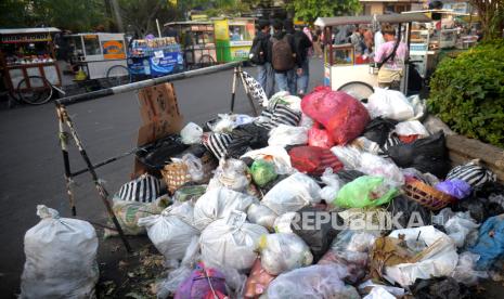 Bungkusan sampah warga mulai menumpuk di salah satu titik luar Pasar Beringharjo, Yogyakarta, Jumat (28/7/2023). Tutupnya operasional TPST Piyungan hingga 5 September membuat warga kebingungan membuang sampah, imbasnya warga mulai sembarangan membuang sampah. Terlihat ada beberapa titik di luar Pasar Beringharjo terdapat tumpukan sampah dari warga atau pedagang.