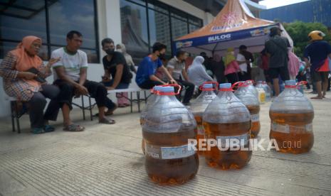 Warga mengantre untuk membeli minyak goreng saat operasi pasar minyak goreng curah bersubsidi di Halaman Parkir Gudang Moderen BossFood, Jakarta, Jumat (20/5/2022). Operasi pasar tersebut menyediakan minyak goreng curah subsidi sebanyak 7 ton dengan harga Rp 14.000 per liter atau Rp 15.500 per kilogram untuk mencukupi kebutuhaan masyarakat.Prayogi/Republika. 