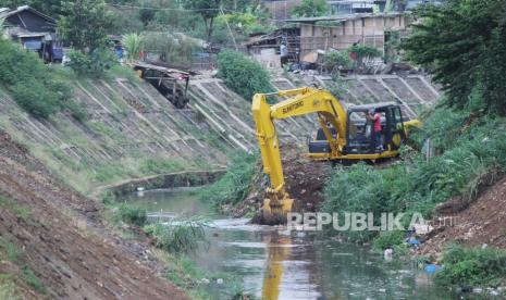 Ekskavator mengeruk sedimentasi atau endapan lumpur di Sungai Cisaranten, Kecamatan Gedebage, Kota Bandung, Rabu (14/10). Kegiatan program Citarum harum ini salah satu upaya normalisasi sungai khususnya saat menghadapi curah hujan dengan intensitas tinggi.