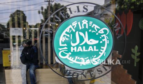 Ma'ruf: Riset Modal Kuasai Pasar Halal Dunia. Kaca yang dipasangi stiker sertifikasi halal Majelis Ulama Indonesia (MUI) di Jakarta, Senin (12/10). Undang-undang (UU) Cipta Kerja Pasal 35A ayat 2 berdampak mengubah regulasi penerbitan sertifikasi halal di Indonesia dengan memberikan alternatif sertifikasi halal kepada Badan Penyelenggaran Jaminan Produk Halal (BPJH) apabila MUI tidak dapat memenuhi dalam batas waktu yang telah ditetapkan. Republika/Putra M. Akbar