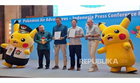 (kiri ke kanan) Deputi Bidang Ekonomi Digital dan Produk Kreatif Muhammad Neil El Himam, Presiden dan CEO PT Garuda Indoneisa (Persero), Tbk Irfan Setiaputra, Corporate Officer Asia Business Division The Pokemon Company Susumu Fukunaga, dan Vice President of Emerging Markets Niantic, Inc. Omar Tellez dalam acara Konferensi Pers dan Seremonial Penandatanganan Kerja Sama Pikachu Air Adventures-Indonesia di Jakarta, Selasa (30/5/2023).  