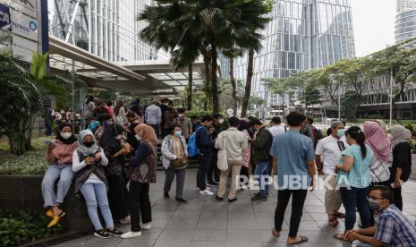  Karyawan kantor menunggu di luar menara kantor di tengah kekhawatiran akan gempa susulan setelah gempa bumi di kawasan bisnis di Jakarta, Jumat, 14 Januari 2022. Menurut Badan Meteorologi Indonesia (BMGK), gempa berkekuatan 6,7 melanda barat daya Pulau Jawa, Indonesia