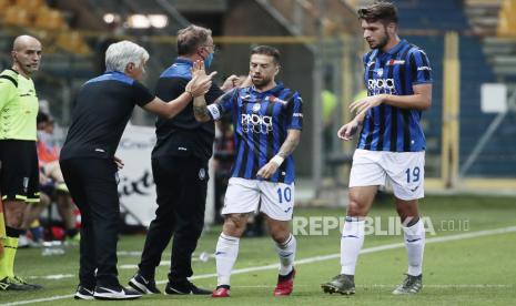  Alejandro Gomez (C) Atalanta merayakan dengan pelatihnya Gian Piero Gasperini (kiri) setelah mencetak gol kemenangan dalam pertandingan sepak bola Serie A Italia antara Parma Calcio 1913 dan Atalanta BC di stadion Ennio Tardini di Parma, Italia, 28 Juli 2020.