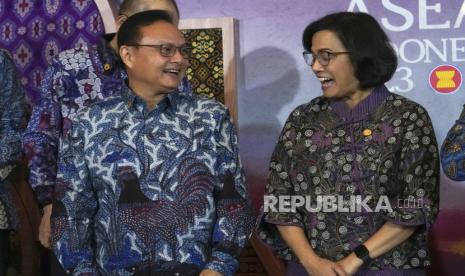 Menteri Keuangan Sri Mulyani (kanan).