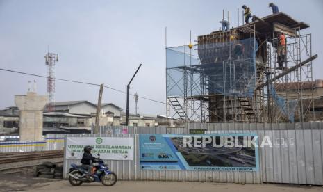 Pekerja menyelesaikan proyek pembangunan Jalan Layang (Flyover) Ciroyom di Jalan Ciroyom, Andir, Kota Bandung. Flyover Ciroyom, Bandung, Jabar ditargetkan akan selesai pada akhir tahun ini.