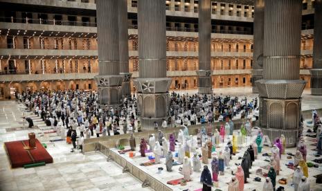 Umat muslim melaksanakan shalat tarawih di Masjid Istiqlal, Jakarta, Senin (12/4). Masjid Istiqlal kembali menggelar pelaksanaan shalat tarawih berjamaah pada 1 Ramadhan 1442 Hijriah dengan menerapkan protokol kesehatan serta pembatasan jumlah maksimal 2.000 jamaah. Republika/Thoudy Badai