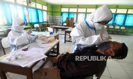 Jumlah Pasien Covid-19 di Kalteng Hampir 2.000 Kasus. Petugas kesehatan melakukan tes usap (swab test) di Kalimantan.