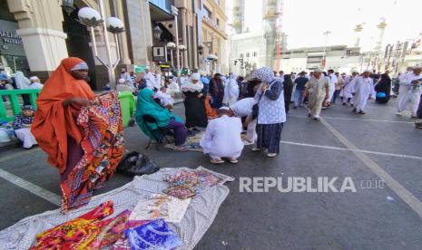 Pedagang Kaki Lima (PKL) menjajakan dagangannya di Kawasan Masjidil Haram, Makkah, Arab Saudi.