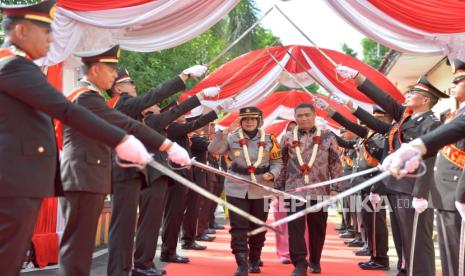 Kegiatan pisah sambut Kombes Pol Arif Budiman yang digantikan Kombes Pol Sumarni sebagai kepala Polresta (kapolresta) Cirebon di Markas Polresta Cirebon, Jawa Barat, Kamis (11/1/2024). 