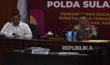 Kapolda Sulawesi Tengah Irjen Pol Agus Nugroho (kanan) saat rilis kasus kejahatan terhadap anak di Mapolda Sulawesi Tengah di Palu, Rabu (31/5/2023).  Polisi mengungkap kasus tindak asusila terhadap anak di bawah umur dan menetapkan 10 tersangka diantaranya oknum guru, seorang kepala desa dan mahasiswa, serta memeriksa satu oknum polisi yang diduga ikut terlibat. 