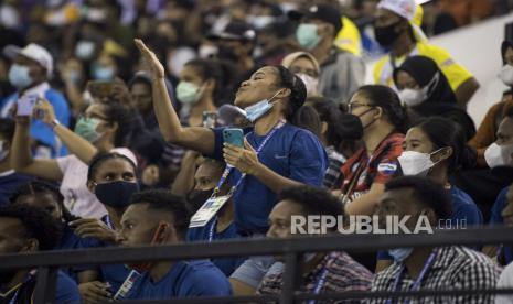 Warga memberi dukungan kepada tim daerahnya saat menyaksikan pertandingan Basket Putra 5x5 PON XX Papua di Gor Mimika Sport Complex, Rabu (29/9/2021).