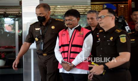 Menteri Komunikasi dan Informatika (Menkominfo) Johnny G Plate mengenakan rompi tahanan usai menjalani pemeriksaan di gedung Jampidsus Kejaksaan Agung, Jakarta, Rabu (17/5/2023). Johnny G Plate ditahan terkait kasus dugaan korupsi penyediaan infrastruktur base transceiveer station (BTS) periode 2020-2022. Kasus ini diduga merugikan negara mencapai Rp 8 triliun.