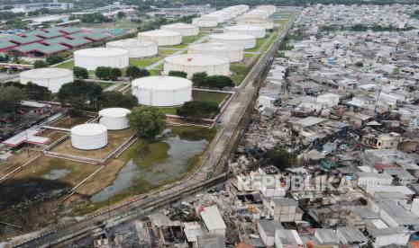 Foto udara suasana depo Pertamina Plumpang dan rumah warga yang terbakar di Jalan Koramil, Rawa Badak, Jakarta, Sabtu (4/3/2023). Menteri Badan Usaha Milik Negara (BUMN) Erick Thohir meminta BUMN menata ulang buffer zone pada objek vital nasional (Obvitnas). 