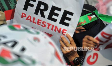 Massa aksi mengikuti Aksi Palestina Merdeka di depan gedung Kedutaan Besar Amerika Serikat untuk Indonesia, Jakarta, Ahad (6/10/2024).