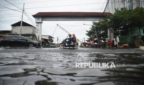 Pengendara kendaraan bermotor melintasi banjir rob di Kawasan Pluit Karang Ayu Barat, Jakarta, Senin (16/12/2024). Banjir luapan air laut atau rob tersebut menggenangi salah satu akses jalan untuk memasuki kawasan pelabuhan Muara Angke. Banjir rob dikawasan tersebut mencapai ketinggian sekitar 10 hingga 60 sentimeter (cm) yang berakibat aktivitas warga di sekitar menjadi terhambat. Menurut informasi sudah empat hari banjir rob merendam beberapa tempat di wilayah Jakarta Utara. Sebelumnya Badan Meteorologi Klimatologi dan Geofisika telah mengeluarkan peringatan dini banjir rob pada pada tanggal 11 Desember - 20 Desember 2024.