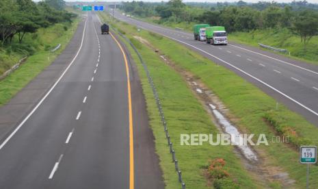 Kendaraan melintas di jalan tol Cipali KM 139 Cikedung, Indramayu, Jawa Barat, Ahad (3/5/2020). Sejak dimulainya pembatasan Sosial Berskala Besar (PSBB) di beberapa daerah untuk memutus penyebaran COVID-19, arus jalan tol Cipali dari arah Jakarta menuju Cirebon atau sebaliknya terpantau lengang