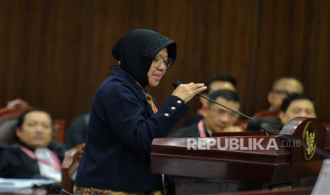 Mensos Tri Rismaharini menghadiri sidang sengketa hasil Pilpres 2024 di Mahkamah Konstitusi, Jakarta, Jumat (5/4/2024). Risma digadang-gadang menjadi cagub Jatim yang diusung PDIP.