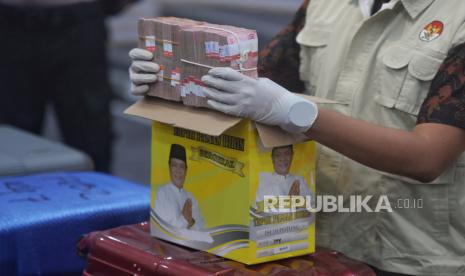 Penyidik KPK menunjukkan barang bukti  kegiatan Operasi Tangkap Tangan (OTT) KPK di Kalimantan Selatan saat konferensi pers di Gedung Merah Putih KPK, Jakarta, Selasa (8/10/2024). Komisi Pemberantasan Korupsi (KPK) menetapkan total tujuh tersangka kasus dugaan korupsi berupa penerimaan hadiah atau janji oleh penyelenggara negara atau yang mewakilinya di Provinsi Kalimantan Selatan Tahun 2024–2025. Dari tujuh tersangka tersebut salah satunya yaitu Gubernur Kalsel Sahbirin Noor. Meski demikian, pihak KPK belum melakukan penahanan terhadap Sahbirin Noor. Pihak KPK selanjutnya akan melakukan pemanggilan terhadap yang bersangkutan terkait perkara tersebut.