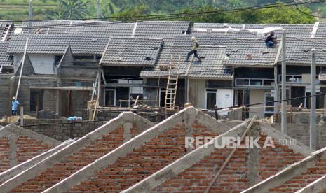 Pekerja menyelesaikan proyek pembangunan perumahan subsidi di Kabupaten Bogor, Jawa Barat, Senin (25/10/2021). PT Bank Tabungan Negara (Persero) Tbk menilai perpanjangan kebijakan uang muka (DP) nol persen oleh Bank Indonesia akan semakin menggairahkan pasar perumahan di tanah air seiring mulai pulihnya perekonomian domestik dari dampak pandemi COVID-19. 