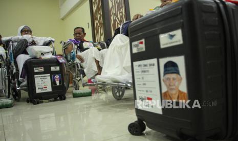 Jamaah haji mengikuti prosesi pemberangkatan di Asrama Haji Makassar, Sulawesi Selatan, Kamis (23/5/2024).