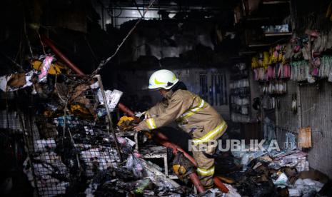 Petugas Penanggulangan Kebakaran dan Penyelamatan (Gulkarmat) saat melakukan proses pendinginan di Pasar Pagi Asemka, Jakarta, Jumat (18/11/2022). Kebakaran terjadi sekitar pukul 11.30 WIB yang menghanguskan kurang lebih 20 ruko yang di duga akibat korsleting listrik. Sebanyak 14 unit pemadam kebakaran dikerahkan untuk pemadaman. 