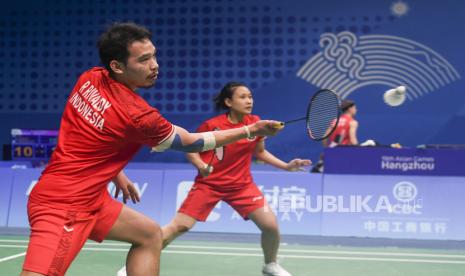 Pebulu tangkis Indonesia Rinov Rivaldy (kiri) dan Pitha Haningtyas