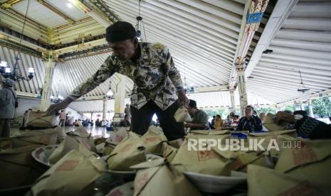 Petugas menyiapkan takjil di Masjid Gedhe Kauman, Yogyakarta, pada Ramadhan tahun lalu.