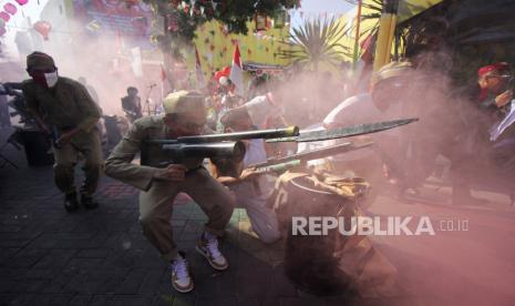 Warga mementaskan teatrikal Pertempuran 10 November 1945 di kawasan Mulyorejo Selatan, Kota Surabaya, Jawa Timur, Senin (17/8/2020).