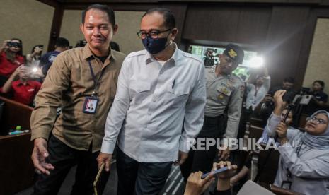 Terdakwa kasus dugaan penerimaan gratifikasi dan tindak pidana pencucuian uang (TPPU) Rafael Alun Trisambodo. Hakim menunda pembacaan putusan vonis untuk Rafael Alun Trisambodo menjadi Senin.