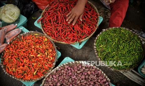 Pedagang melayani pembeli di pasar tradisional Pasar Minggu, Jakarta, Senin (19/12/2022). Badan Pangan Nasional (NFA) menyampaikan tren harga komoditas cabai mulai berangsur turun setelah sempat mengalami kenaikan.