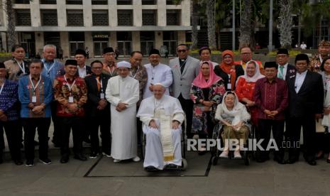 Pemimpin Gereja Katolik Dunia Paus Fransiskus bersama Imam Besar Masjid Istiqlal Nasaruddin Umar berfoto bersama tokoh dan pemuka agama usai kegiatan dialog lintas agama di Masjid Istiqlal, Jakarta, Kamis (5/9/2024). Dalam lawatannya ke Indonesia, Paus Fransiskus menghadiri kegiatan dialog bersama pemuka lintas agama di Masjid Istiqlal serta menandatangani prasasti sekaligus meninjau terowongan silaturahmi yang menghubungkan Masjid Istiqlal dengan Gereja Katedral. 