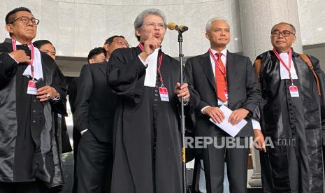 Ganjar Pranowo, Mahfud MD, dan tim hukumnya usai sidang perdana perkara Perselisihan Hasil Pemilihan Umum (PHPU) pemilihan presiden (Pilpres) 2024 di Mahkamah Konstitusi (MK), Jakarta, Rabu (27/3/2024). 