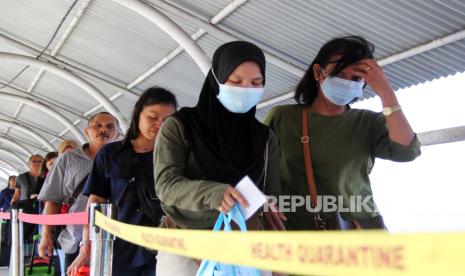 Sejumlah pekerja migran Indonesia (PMI) yang dideportasi dari Malaysia berjalan menuju Terminal Kedatangan Pelabuhan Pelindo Dumai, Riau, Sabtu (23/3/2024). Sebanyak 69 orang PMI dan seorang bayi berumur dua bulan dideportasi dari Depot Imigrasi Kemayan Pahang Malaysia ke tanah air lewat Pelabuhan Dumai dan saat ini ditempatkan di Pos Pelayanan Perlindungan Pekerja Migran Indonesia (P4MI) Kota Dumai sebelum dipulangkan ke daerah asal. 