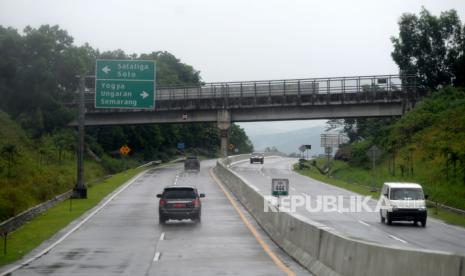 Kendaraan melintas di salah satu ruas Jalan Tol Trans Jawa Semarang-Solo, Jawa Tengah