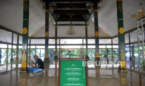 Pekerja mengecat ulang tiang Pendopo Agung Royal Ambarrukmo, Yogyakarta, Kamis (1/12/2022). Pendopo ini rencananya akan digunakan untuk resepsi pernikahan putera Presiden Joko Widodo, Kaesang Pengarep dengan mantan Puteri Indonesia, Erina Gudono. Bangunan ini termasuk cagar budaya dan menjadi salah satu bangunan utama dari komplek Pesanggrahan Kedhaton Ambarukmo yang dibuat oleh Sri Sultan Hamengku Buwono II. Kemudian dilanjutkan dan dibangun oleh Sri Sultan Hamengku Buwono V, serta disempurnakan oleh Sri Sultan Hamengku Buwono VII..