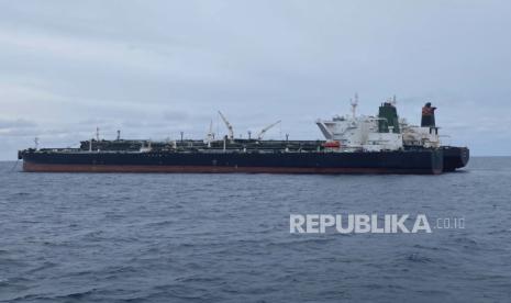  Dalam foto yang dirilis oleh Badan Keamanan Laut Indonesia (BAKAMLA), MT Horse berbendera Iran dan MT Frea berbendera Panama, di belakang, kapal tanker terlihat berlabuh bersama di perairan Pontianak di lepas pulau Kalimantan, Indonesia, Minggu, 24 Januari 2021. Indonesia pihak berwenang mengatakan bahwa mereka menyita dua kapal yang diduga melakukan transfer minyak secara ilegal di perairan negara mereka.