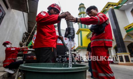 Petugas PMI Kota Depok mendistribusikan air bersih untuk warga di kawasan Cipayung, Kota Depok, Jawa Barat, Selasa (19/9/2023). Sebanyak 5.000 liter air bersih telah didistribusikan kepada 150 Kepala Keluarga (KK) terdampak kekeringan di wilayah tersebut. PMI Kota Depok mencatat sejak 6 September telah mendistribusikan 41.000 liter air bersih kepada 809 KK terdampak kekeringan di empat kecamatan akibat dari kemarau panjang.